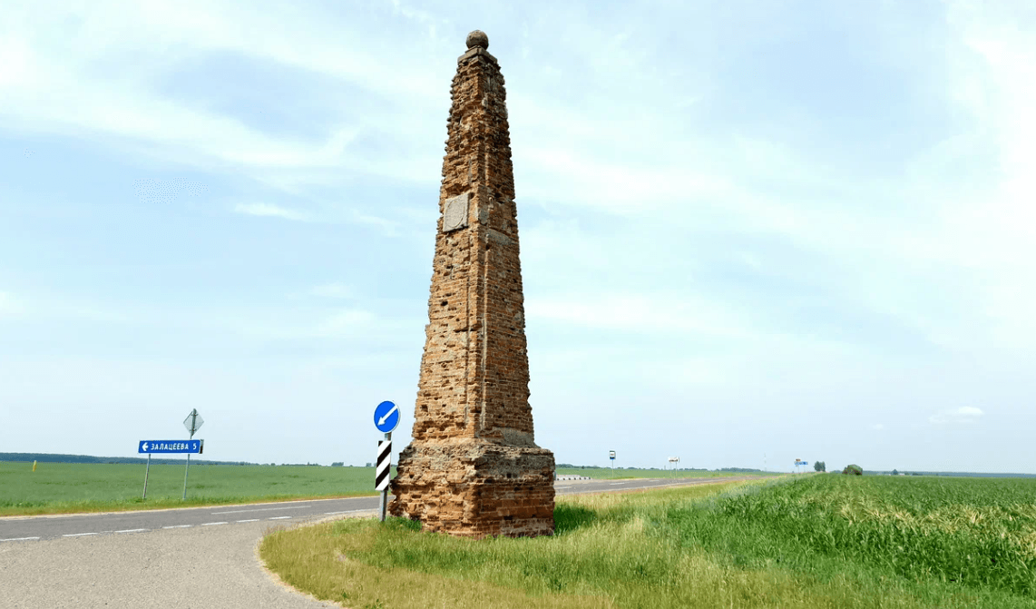 Алексичи. Мемориальная колонна.