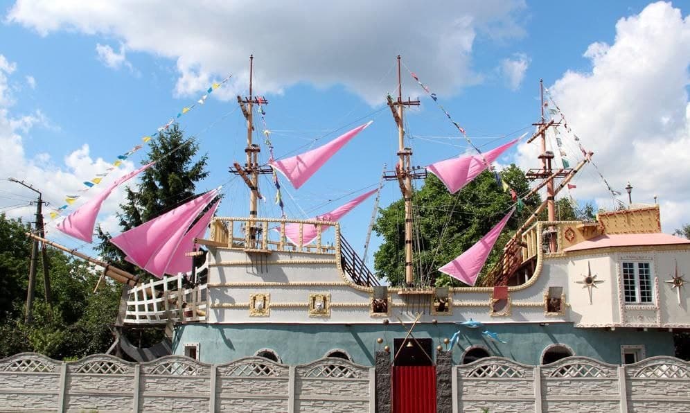 Пинск. Дом-корабль «Мечта».