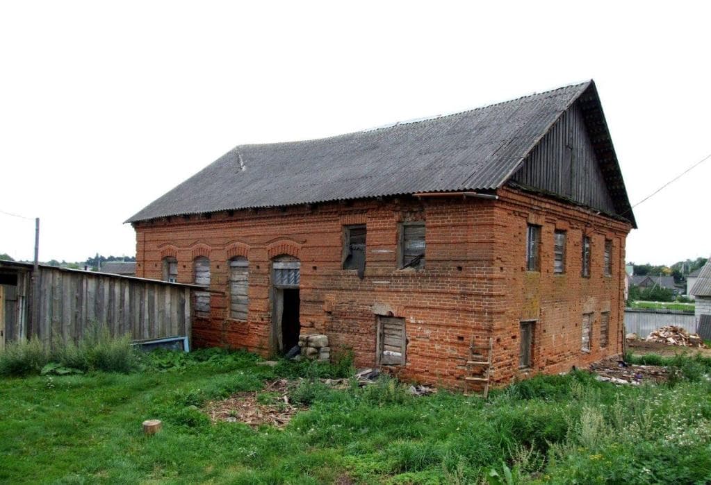 Dolginovo. Former synagogue building and the Jewish cemetery