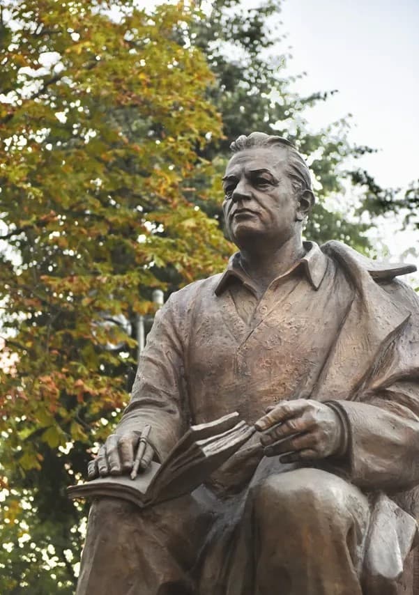 Dobrush. National writer of Belarus Ivan Shamyakin monument.