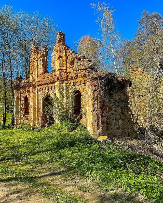 Тресковщина. Руины водяной мельницы на реке Ислочь.