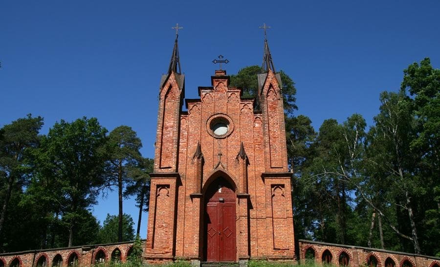 Akhremovtsy. The chapel is the tomb of the Plyaters.
