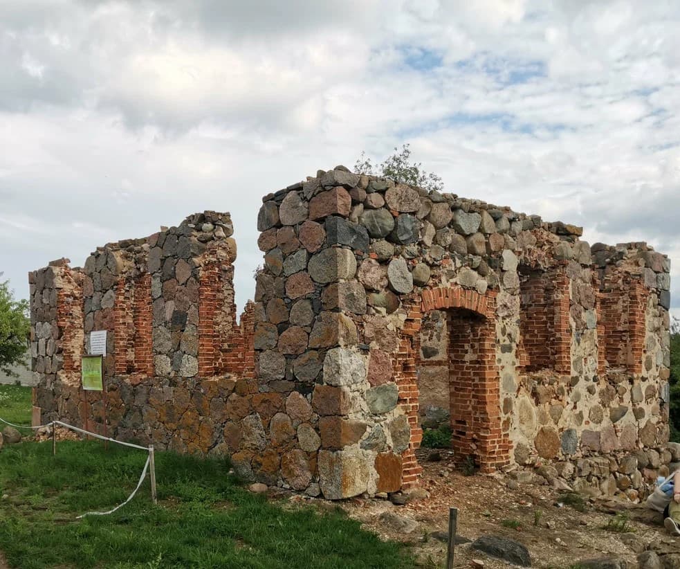 Luzhki. The ruins of the synagogue.