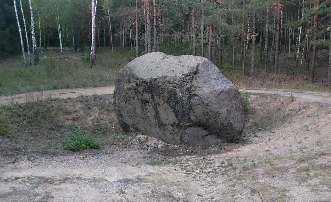 Старые Фаличи. Камень-валун.