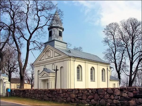 Демброво. Костёл Святой Троицы.