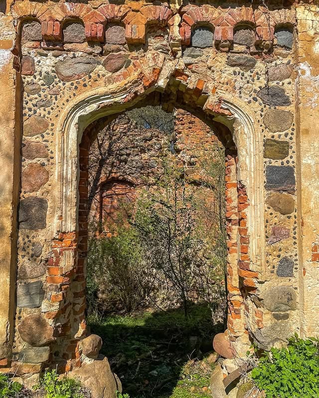 Тресковщина. Руины водяной мельницы на реке Ислочь.