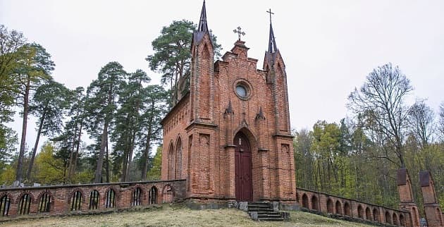 Akhremovtsy. The chapel is the tomb of the Plyaters.