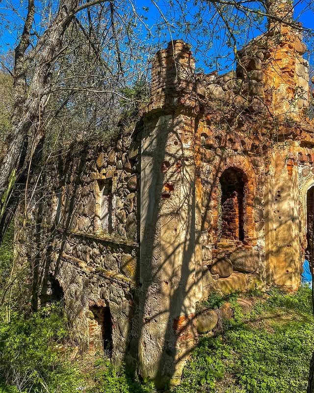 Тресковщина. Руины водяной мельницы на реке Ислочь.