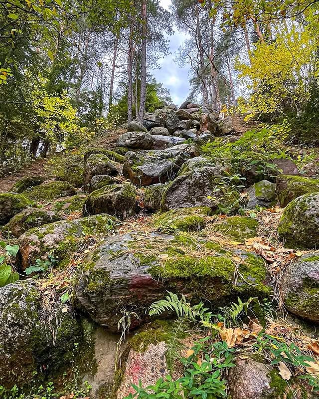 A natural climbing wall in the vicinity of Zhodishki.
