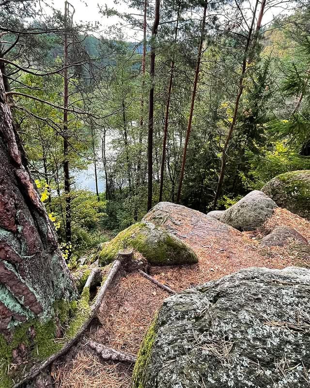 A natural climbing wall in the vicinity of Zhodishki.