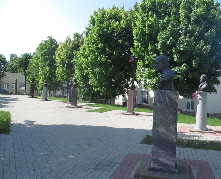 Глубокое. Аллея знаменитых земляков.