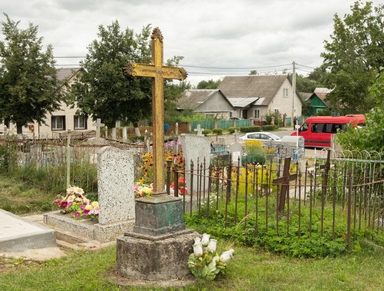 Глубокое. Могила и памятник барону Мюнхгаузену.