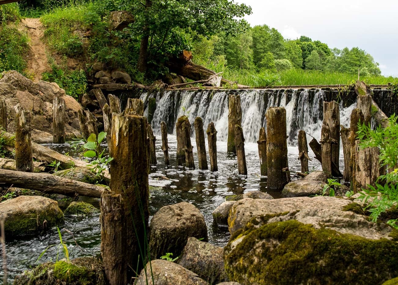 Mankovichi. Waterfall on the Myadelka river.