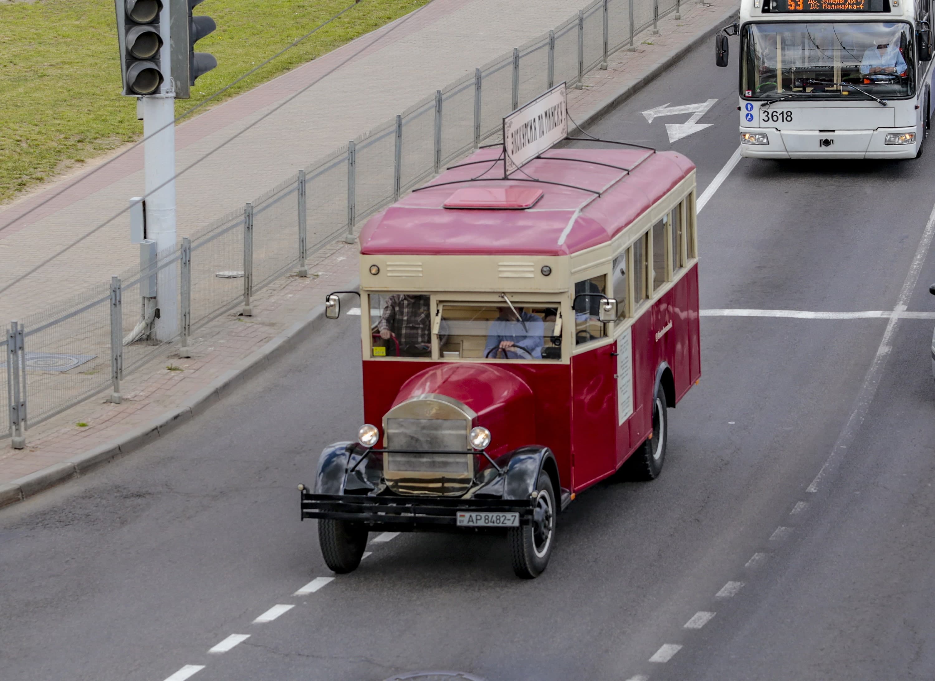 Минск. Экскурсия по городу на ретро-автобусе 1930-х годов.