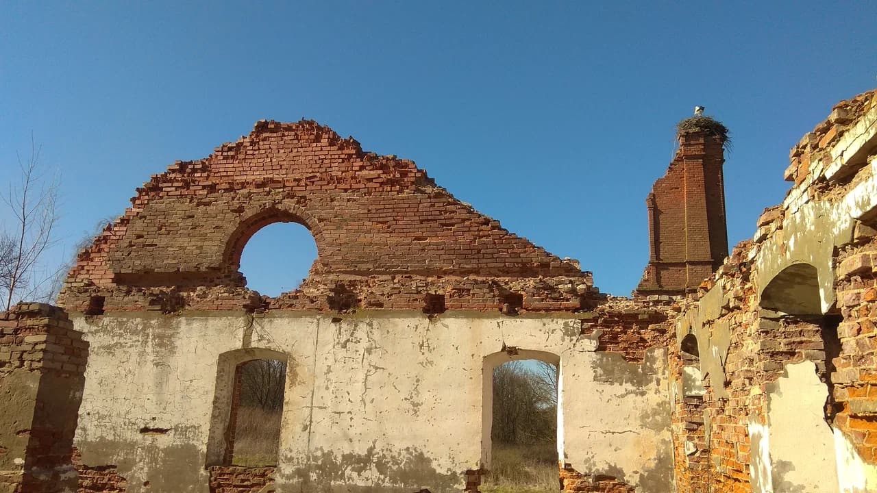 Іванск. Руіны сядзібы Валадковічаў.