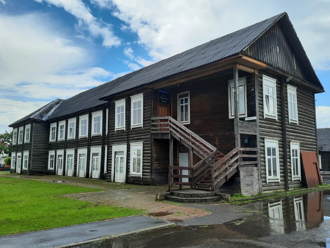 Узда. Бывшая деревянная школа.