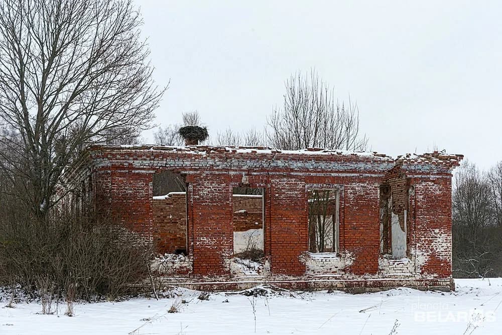 Паташня. Латышская школа і могілкі.