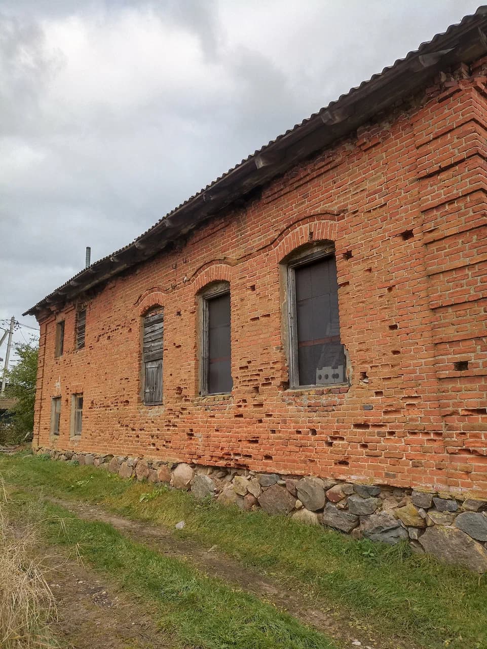Dolginovo. Former synagogue building and the Jewish cemetery