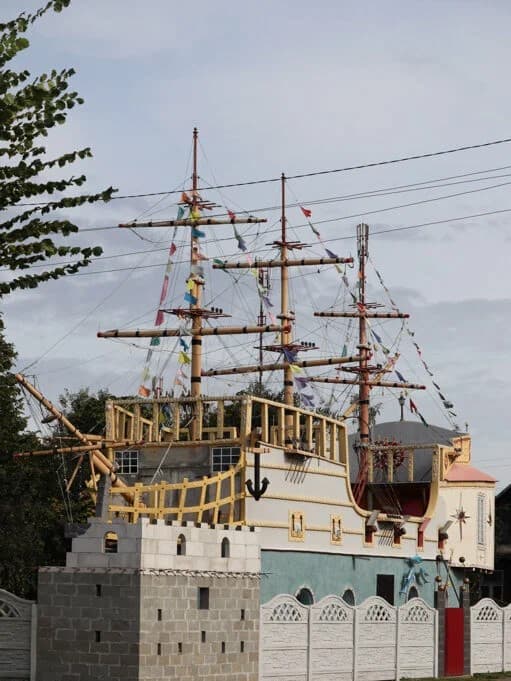 Пинск. Дом-корабль «Мечта».