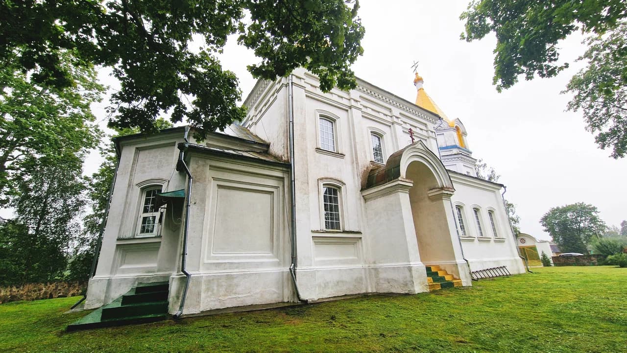 Ручица. Успенская церковь.