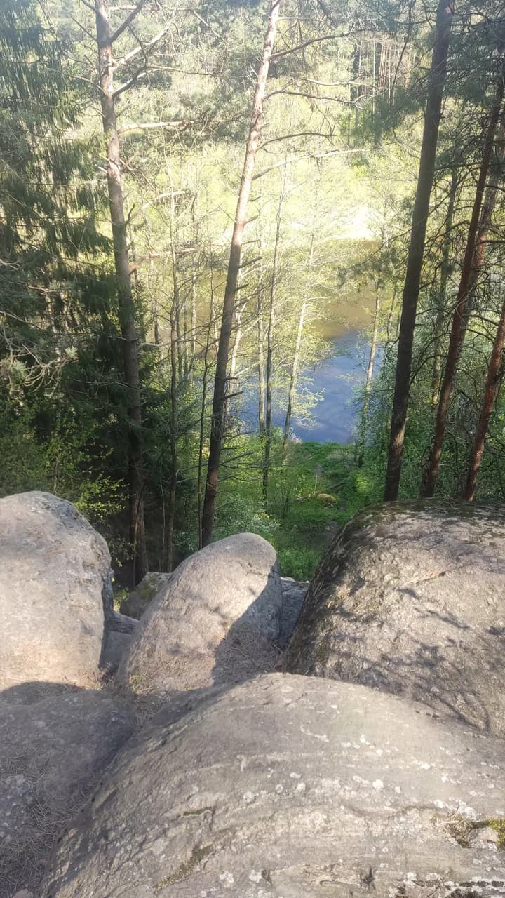 A natural climbing wall in the vicinity of Zhodishki.