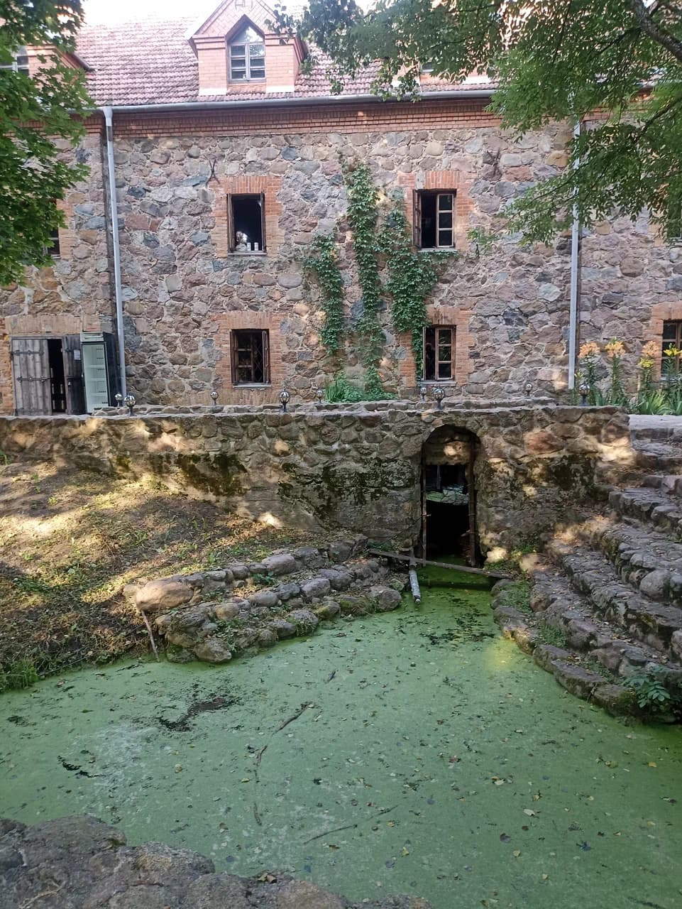 Dvorishche. The tourist complex 'Volny Melnik'.