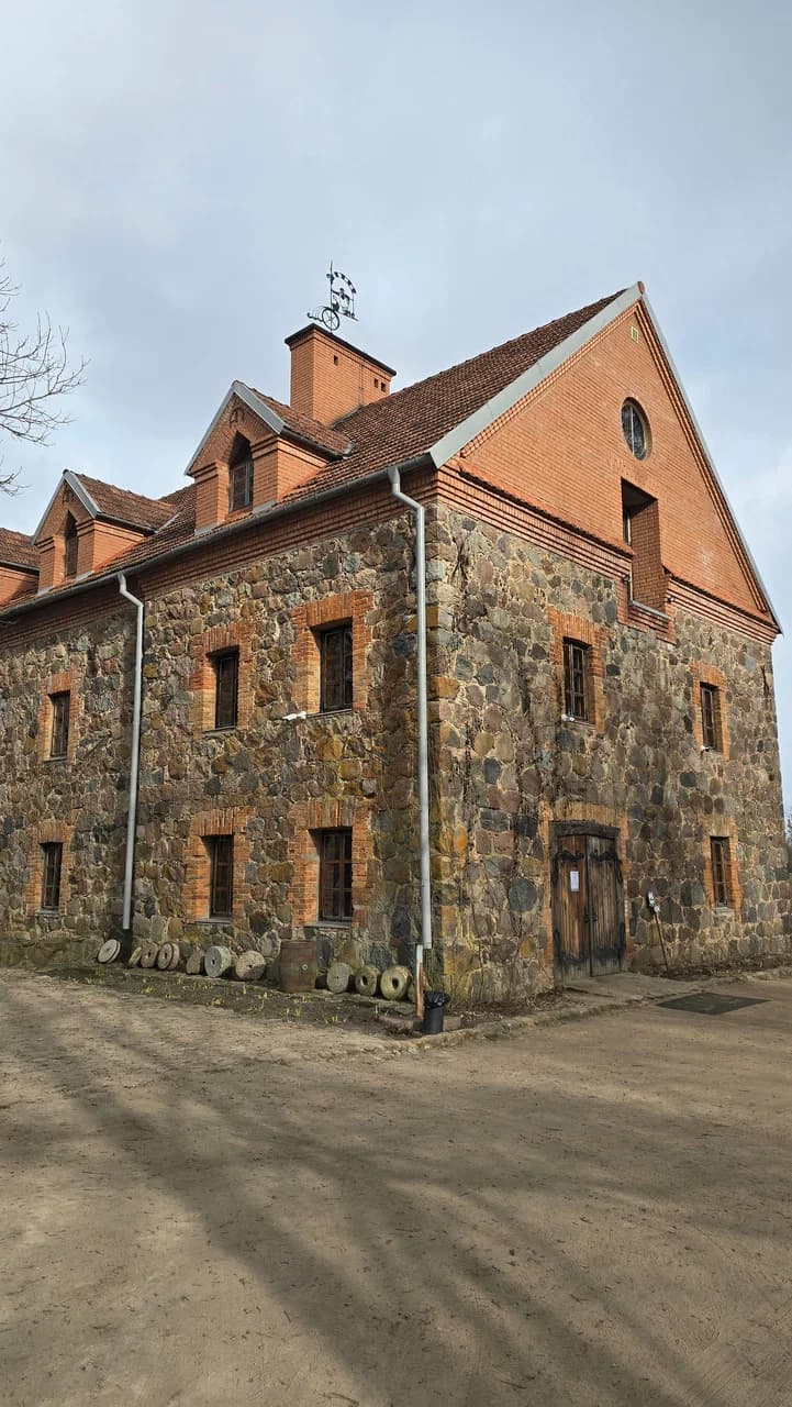 Dvorishche. The tourist complex 'Volny Melnik'.