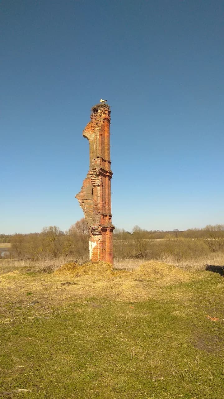 Іванск. Руіны сядзібы Валадковічаў.