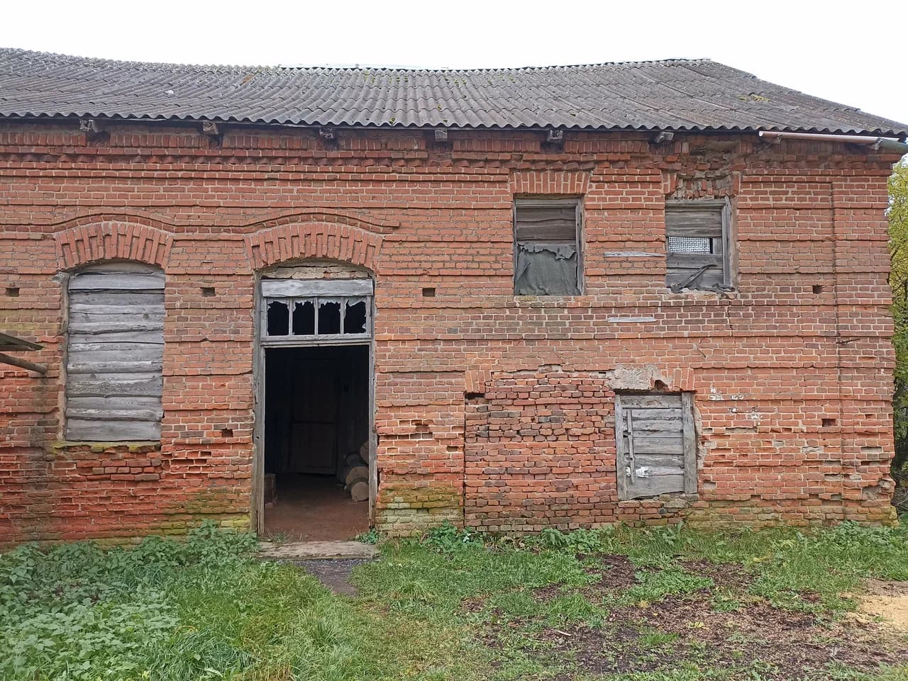Dolginovo. Former synagogue building and the Jewish cemetery