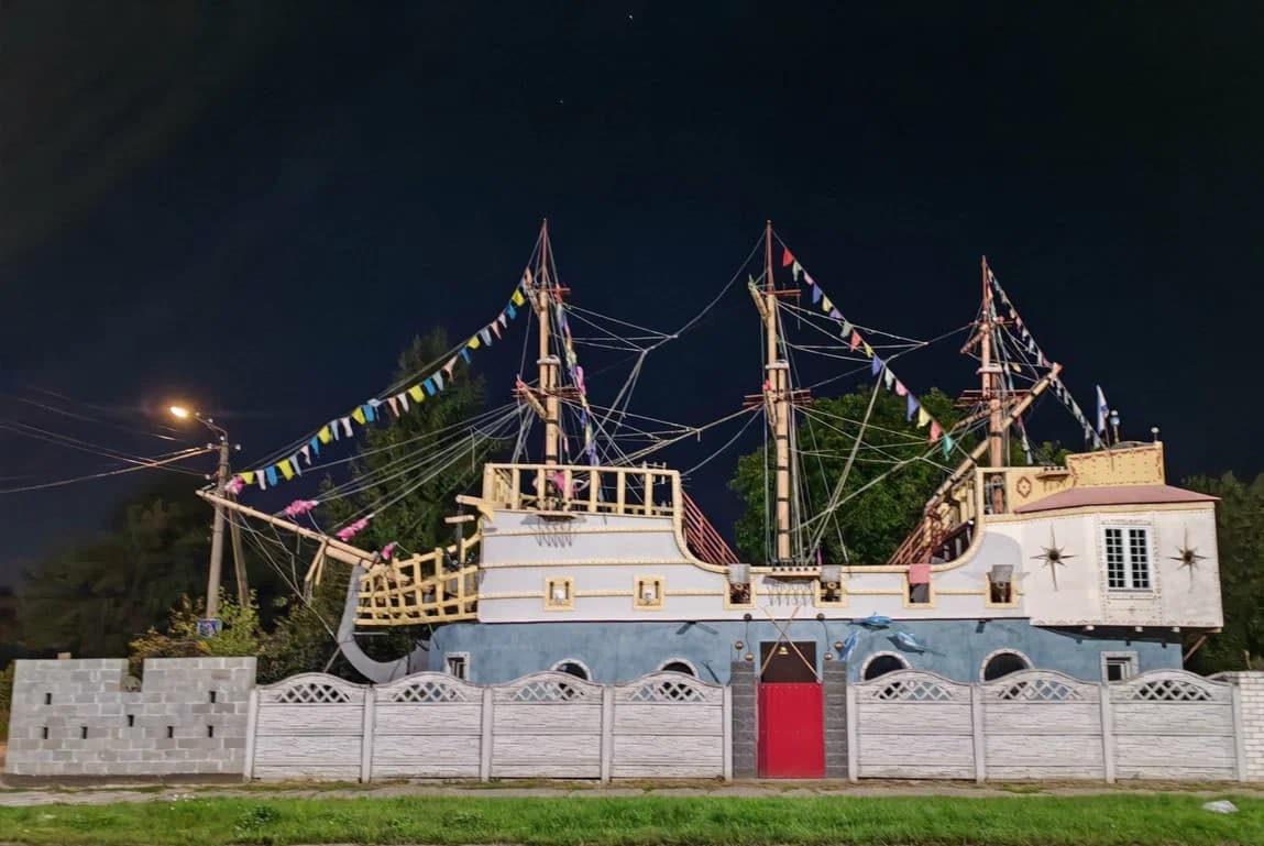 Пинск. Дом-корабль «Мечта».