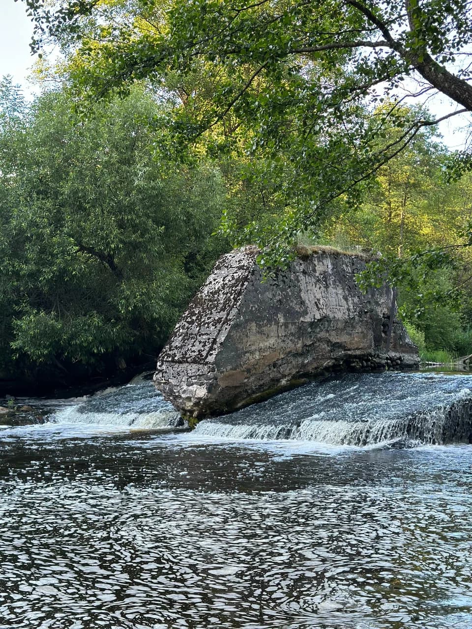 Waterfall on the Stracha River.