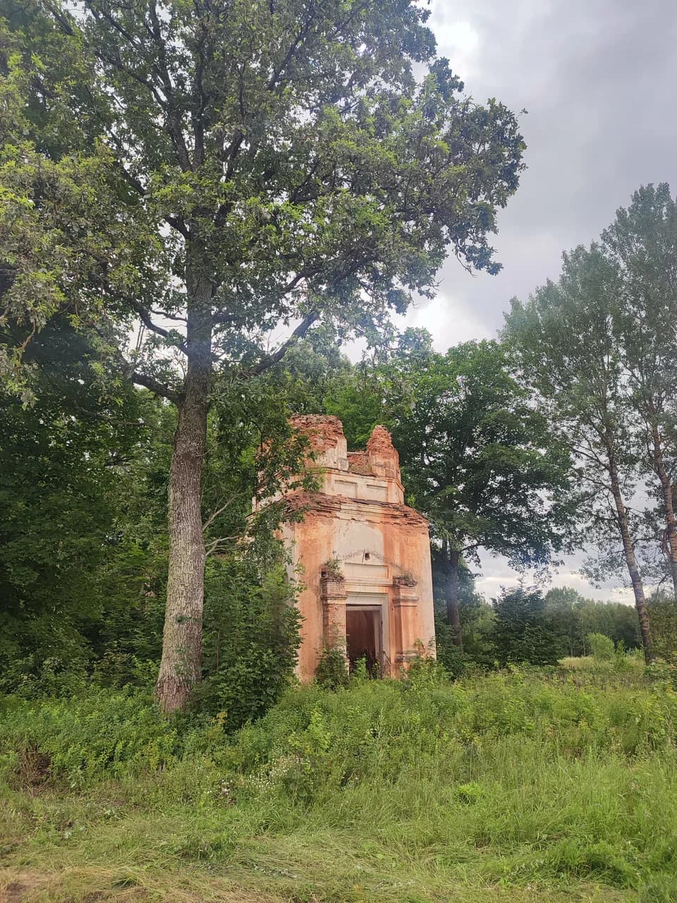 Mostoviki. Ruins of the Holy Trinity Church.