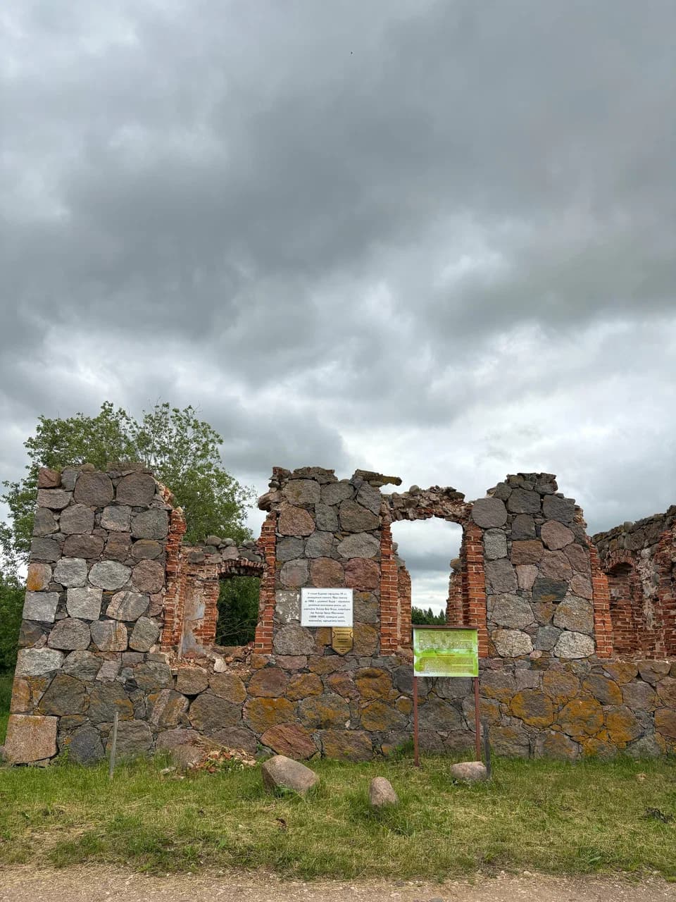 Luzhki. The ruins of the synagogue.