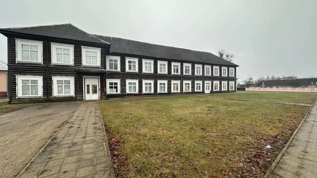 Узда. Бывшая деревянная школа.