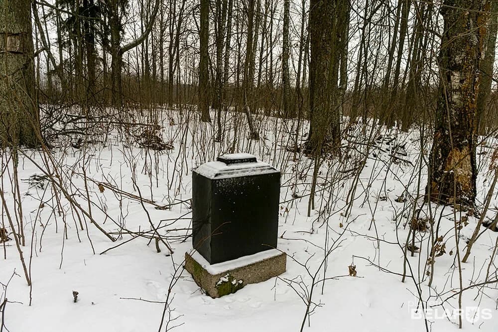 Паташня. Латышская школа і могілкі.