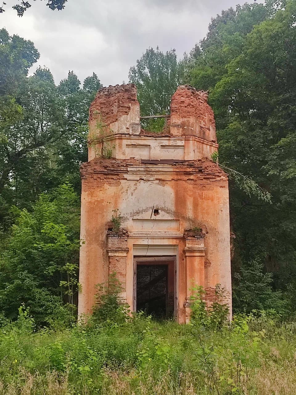 Mostoviki. Ruins of the Holy Trinity Church.
