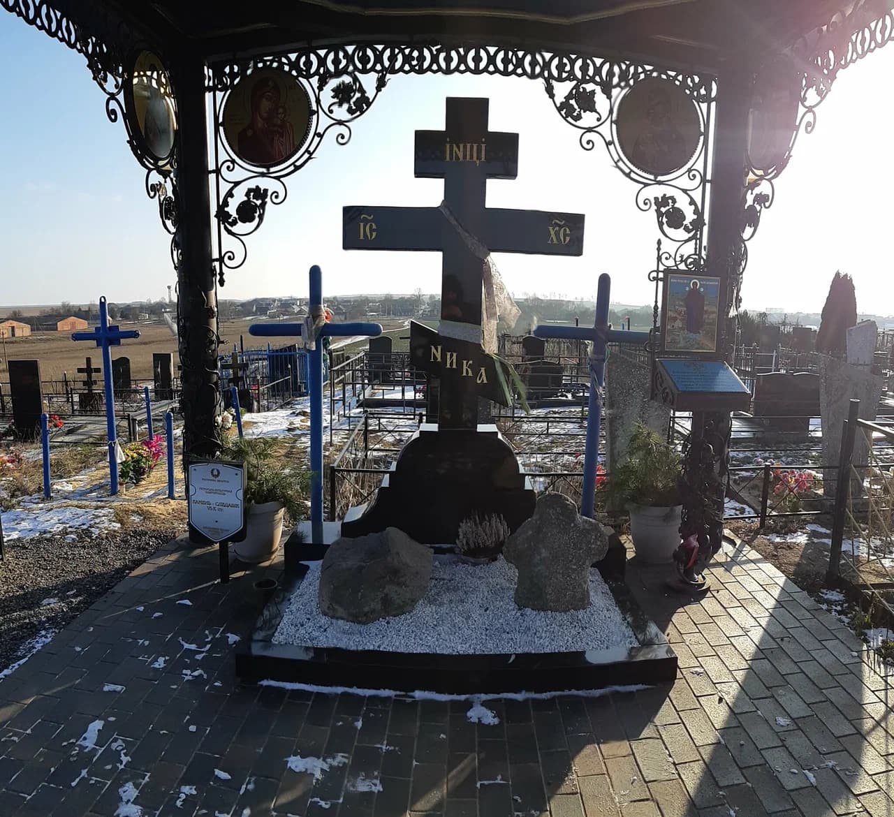 Гудавічы. Камень-следавік і каменны крыж.