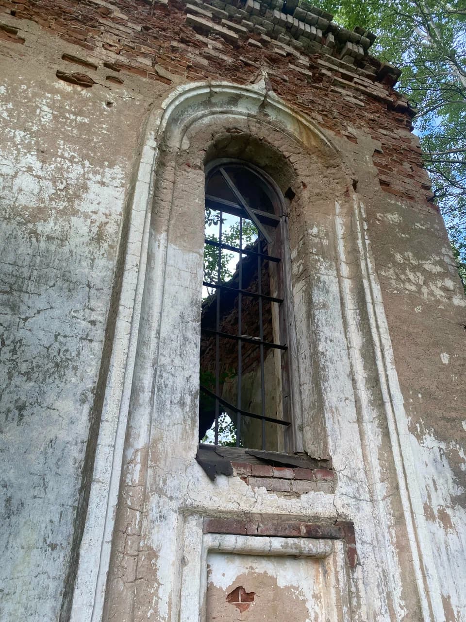 Mostoviki. Ruins of the Holy Trinity Church.