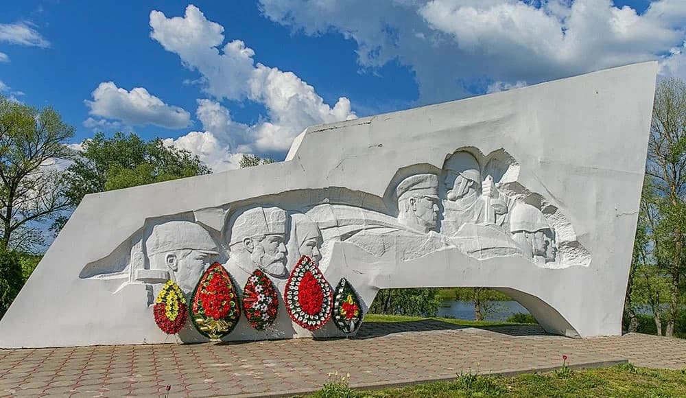 Комарин. Памятник воинам-освободителям.