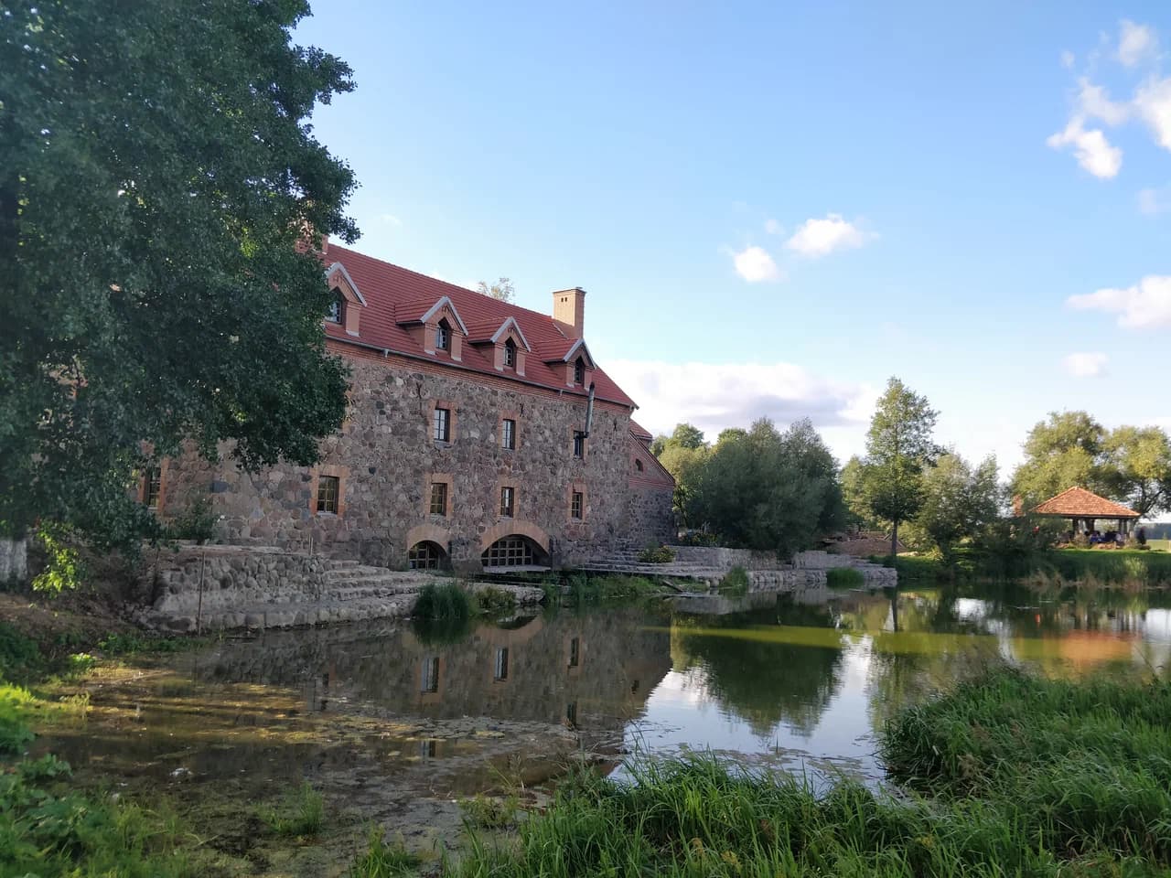 Dvorishche. The tourist complex 'Volny Melnik'.