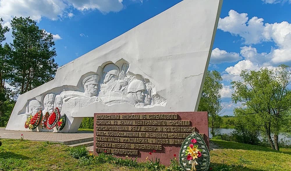 Комарин. Памятник воинам-освободителям.