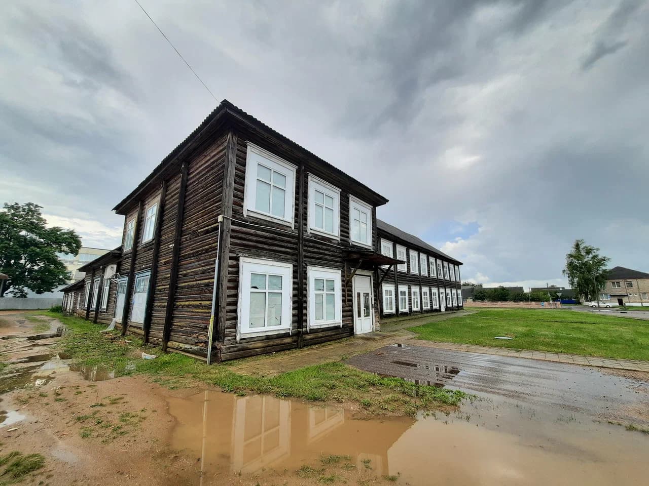 Узда. Бывшая деревянная школа.