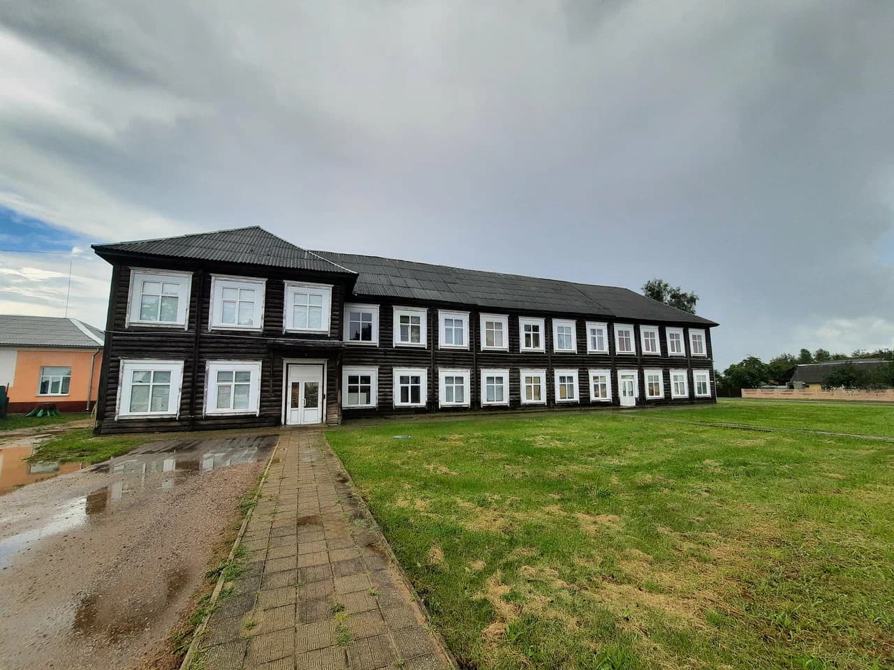 Узда. Бывшая деревянная школа.