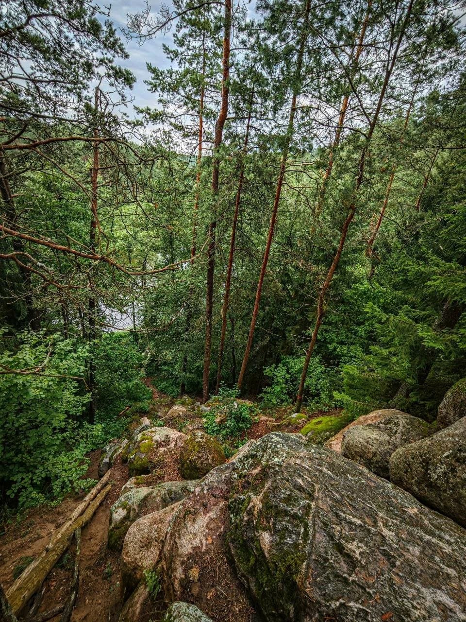 A natural climbing wall in the vicinity of Zhodishki.