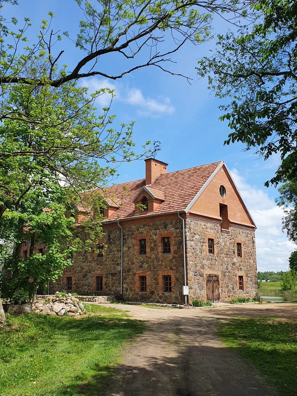Dvorishche. The tourist complex 'Volny Melnik'.