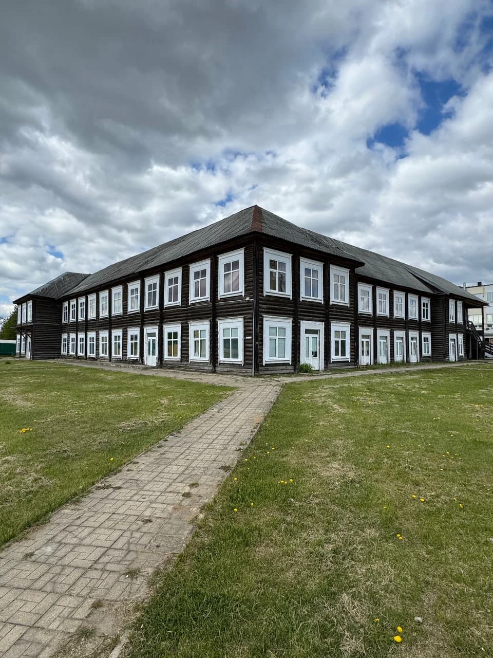 Узда. Бывшая деревянная школа.