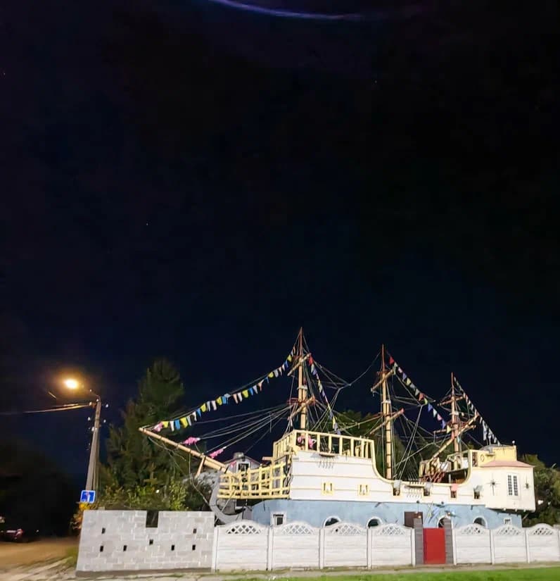 Пинск. Дом-корабль «Мечта».