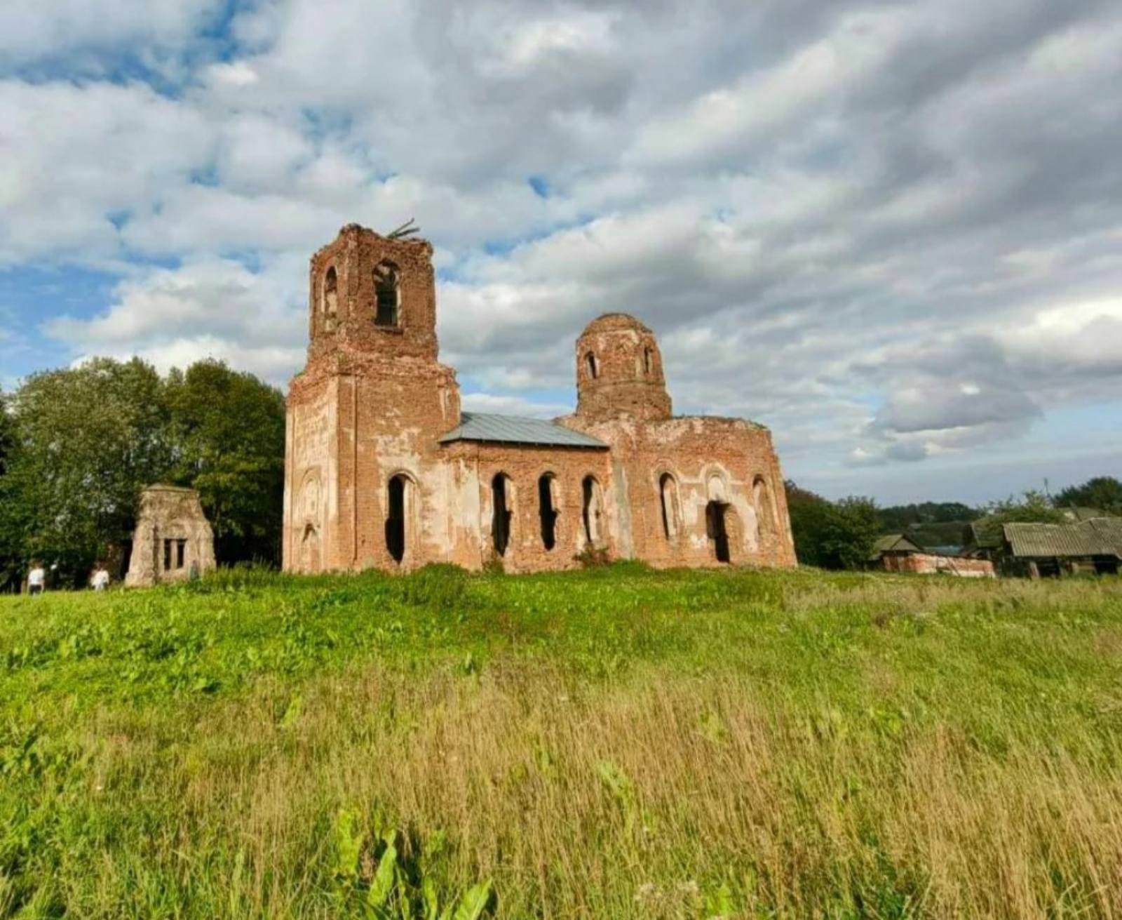 Smolyany. Church of St. Alyaksei (ruins).