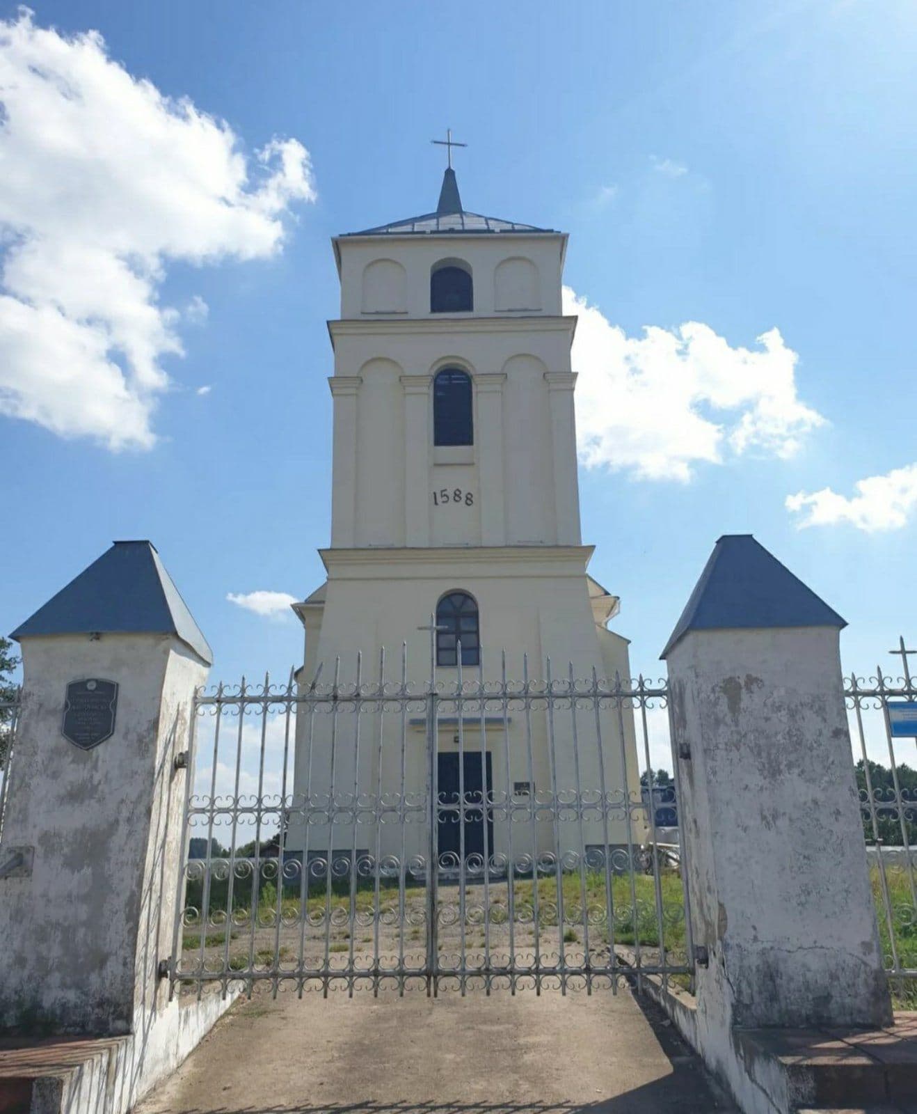 Новы Свержань. Касцёл Пятра і Паўла.