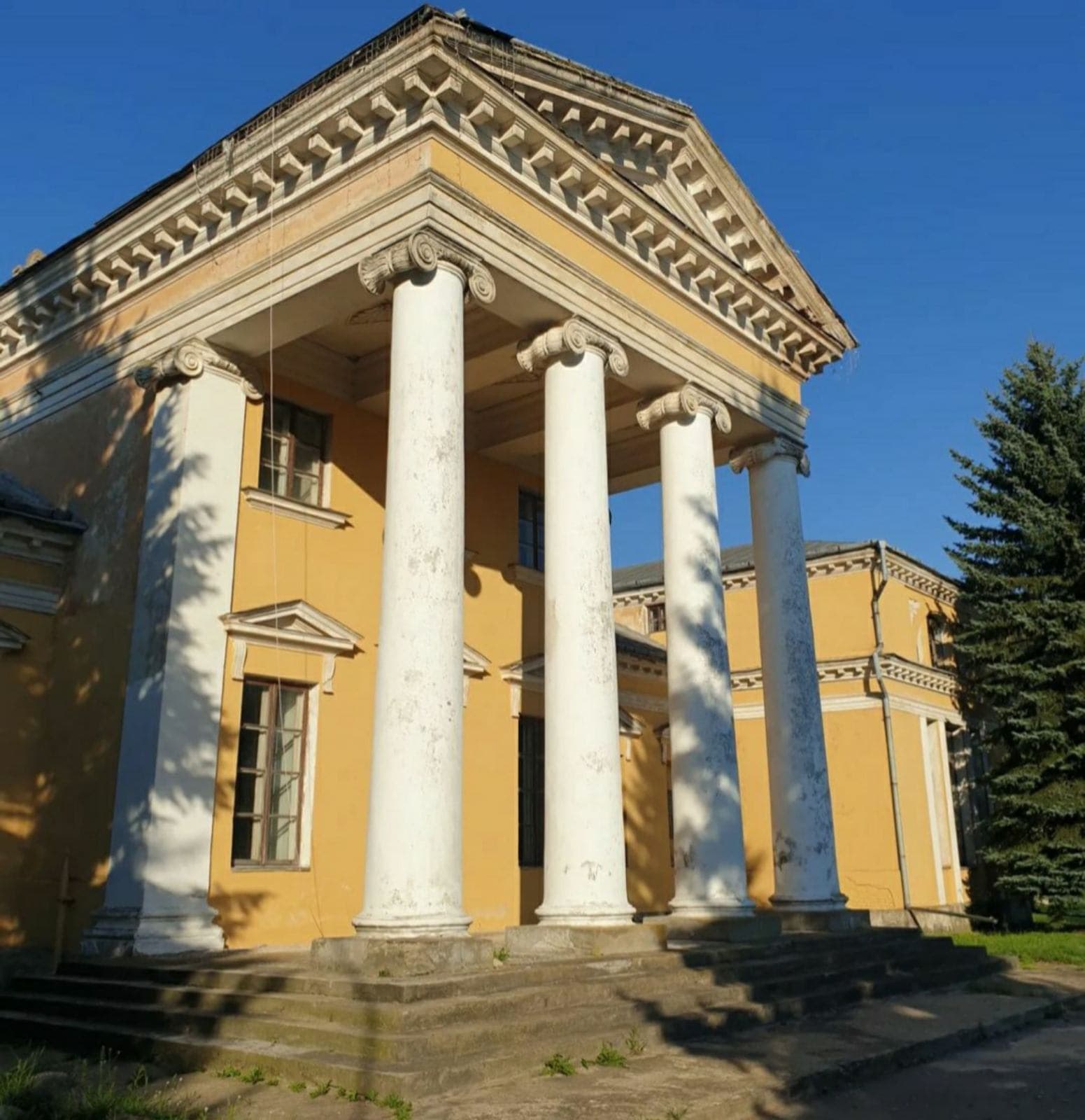 Snov. Palace of the 19th century.